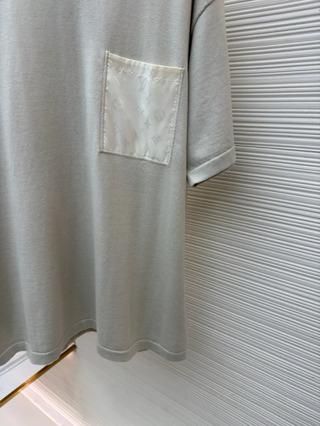 LOUIS VUITTON Pocket Intarsia Short Sleeves ●Original version: Purchased and developed for 10500 ●Item number: 1682521-A75 ●Fabric: cotton fabric ●Technology: printing production ●Color: light gray ●Version: fitted version ●Weight: about 325 grams ●Size: XS-S-M-L ●Description: This pocket jacquard T-shirt is made of high-end custom fabrics. It is soft and skin-friendly after pre-washing process. It is not easy to deform and fade. The off-white color is simple and versatile. The side pockets of the body are made of exquisite jacquard technology. The jacquard texture is three-dimensional and delicate, forming a texture contrast with the body base. The stitching of the pockets is straight and fine, strong and beautiful. The neckline is a classic round neck design, with double-needle reinforced edges and a custom-made threaded collar. It is durable and not easy to loosen. The overall shape is loose. Multiple sizes from XS to L cover different body shapes. Manual measurement error of ±3cm is within the normal range. The cuffs and hem are all seamed, and the details are exquisite. It is recommended to wash it gently and avoid violent machine washing and long-term soaking. It is suitable for daily commuting, casual outings and other wearing scenarios. The overall wiring is straight and delicate, the fabric is comfortable and soft, and the color is consistent without color difference. It can be matched with the same style to create a fashionable look and control various occasions. Customized accessories, complete with three standards, same style for men and women!